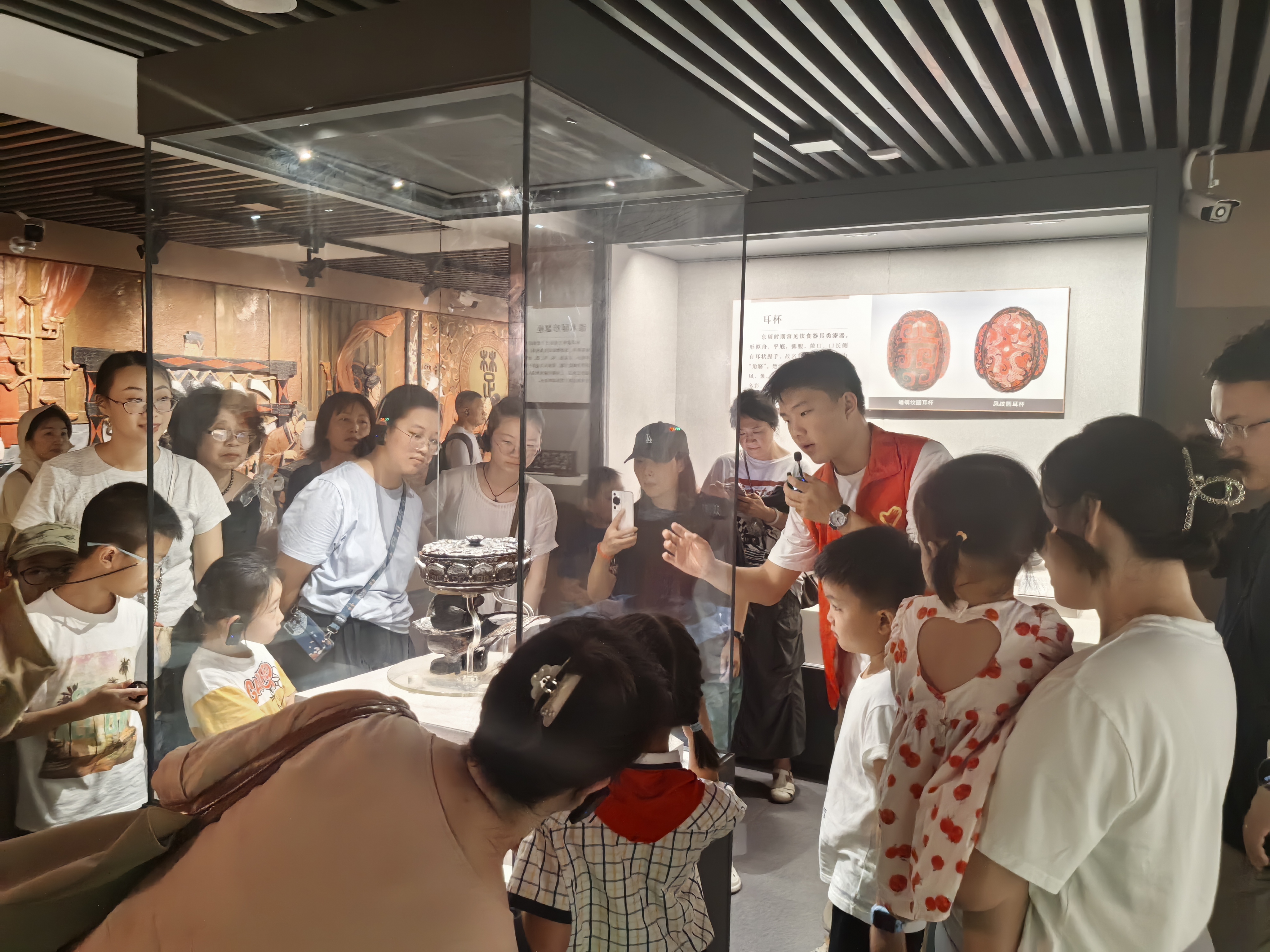 1723281696249713.jpg 志愿者讲解员带大家参观漆器展2.jpg