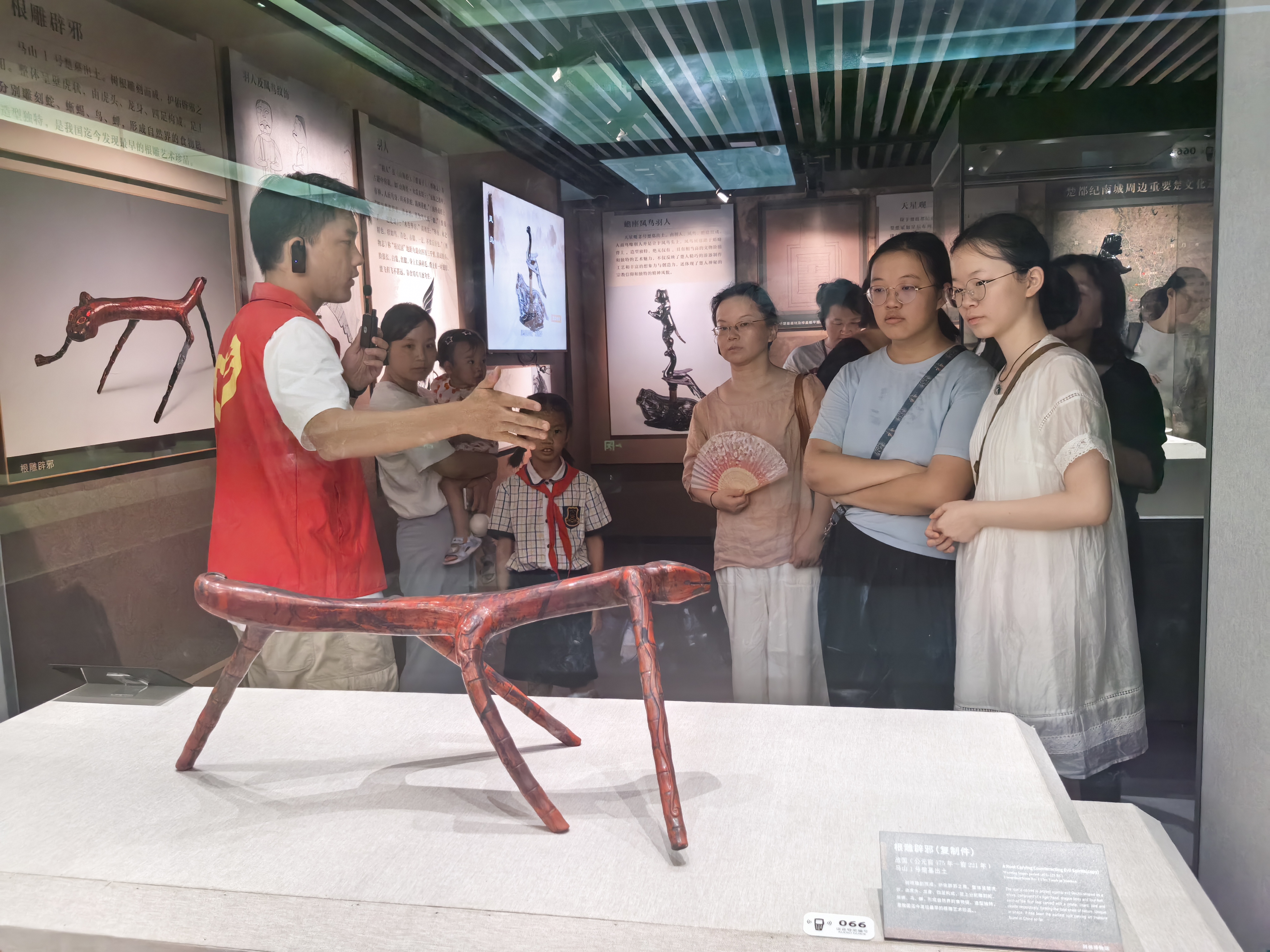 1723281709652699.jpg 志愿者讲解员带大家参观漆器展3.jpg