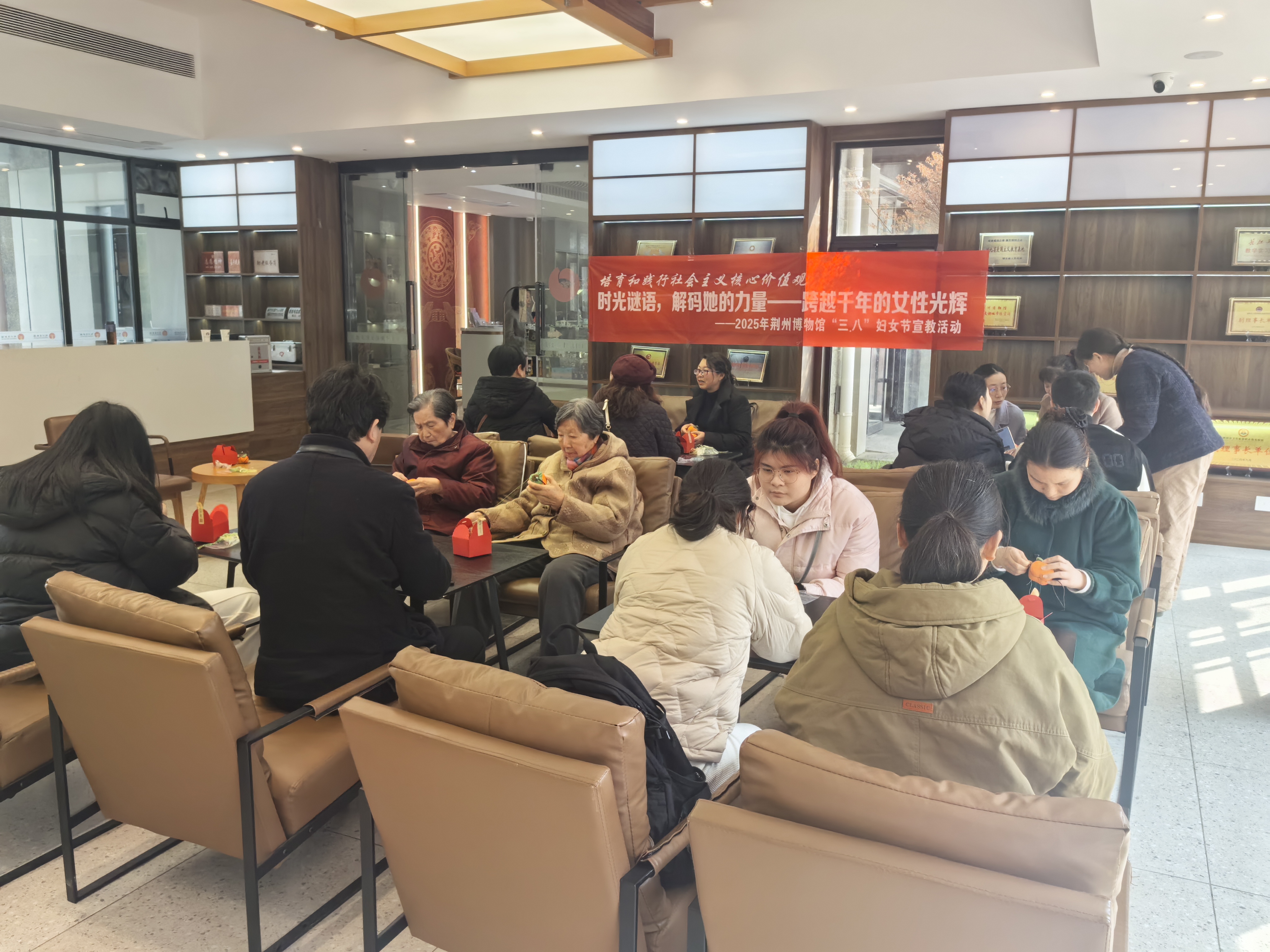 1741765802305366.jpg 2.游客认真制作“巳巳如意”绣品包.jpg