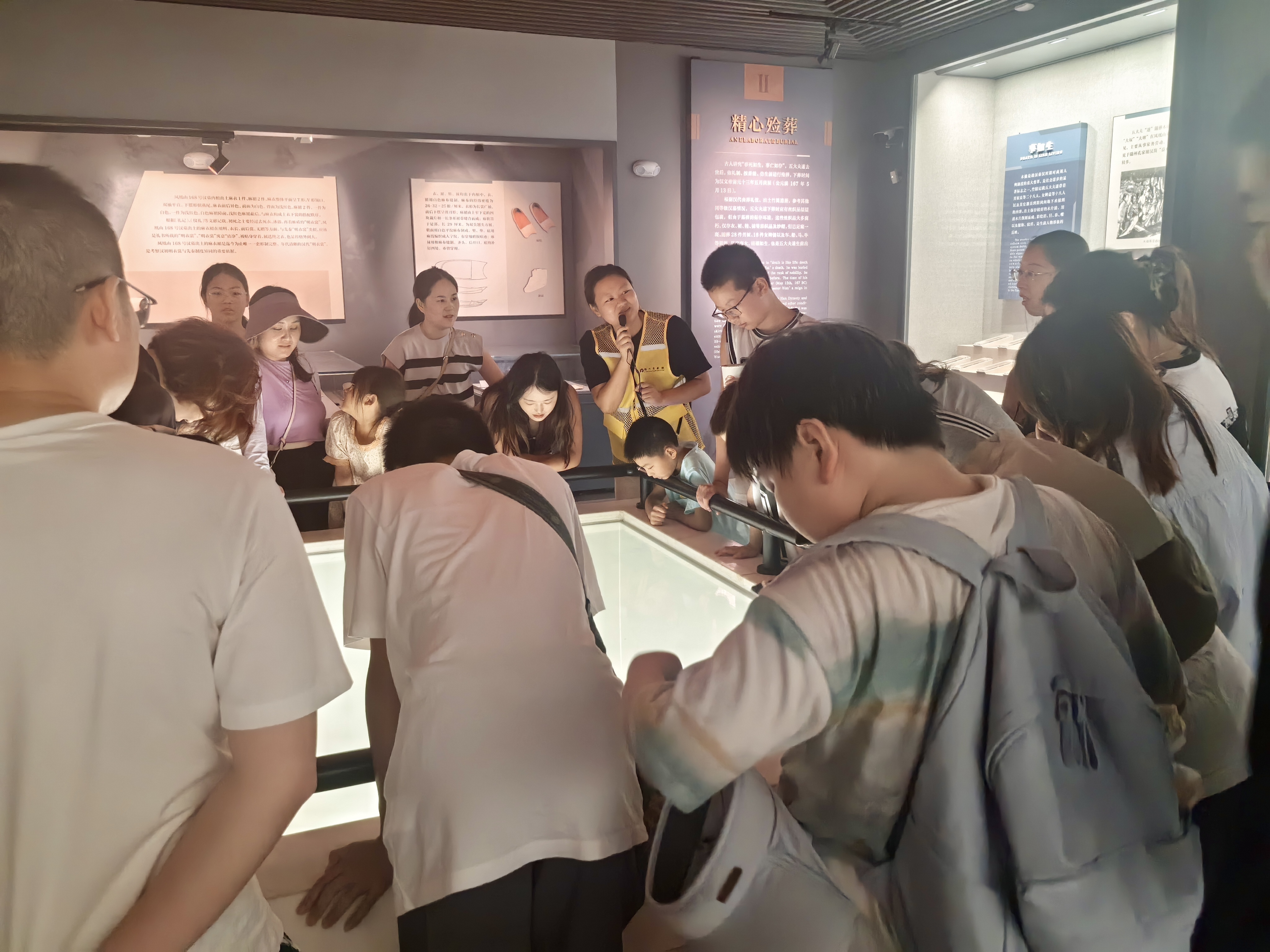 1756868854484073.jpg 1.志愿者为游客讲解珍品馆.jpg
