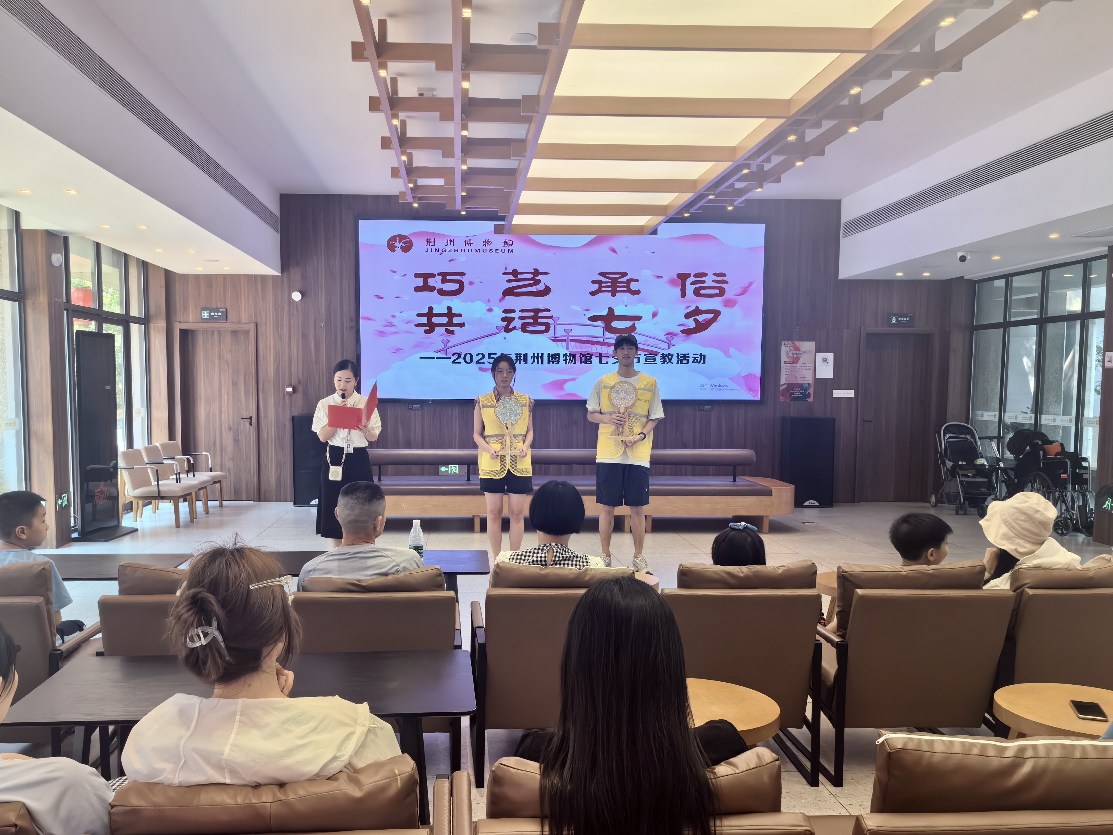 2.讲解员介绍七夕节的来源及习俗.jpg