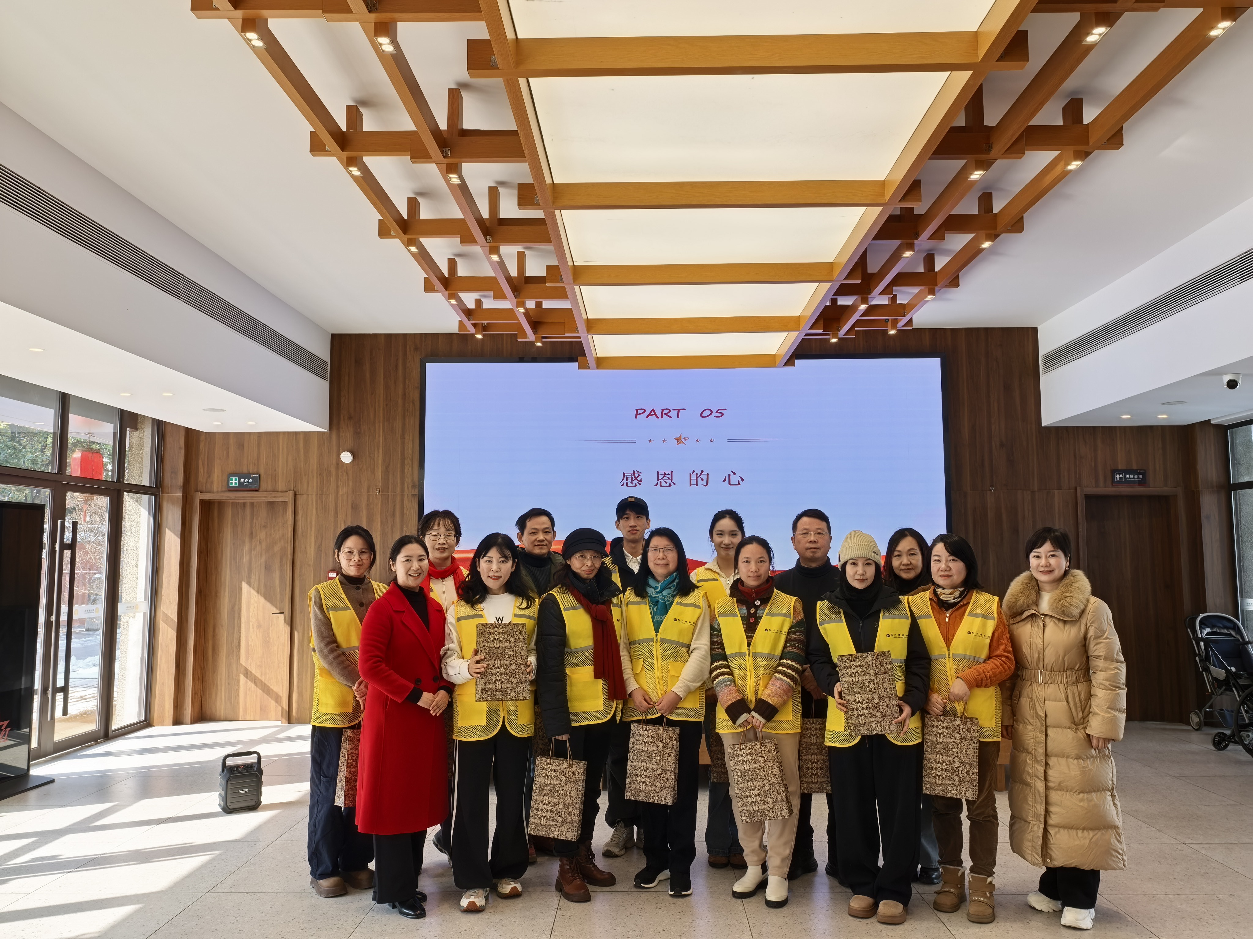 1769070966121518.jpg 为志愿者赠送文创礼品.jpg